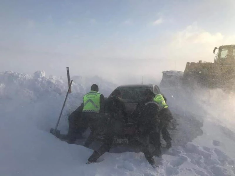 Tipide mahsur kalan vatandaşları ekipler kurtardı
