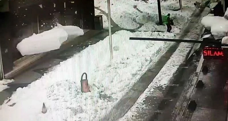 Apartmanın çatısından düşen kar kütlesi faciaya yol açıyordu
