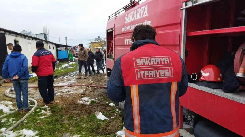 Tavuk çiftliğinde çıkan yangın itfaiye ekiplerince söndürüldü
