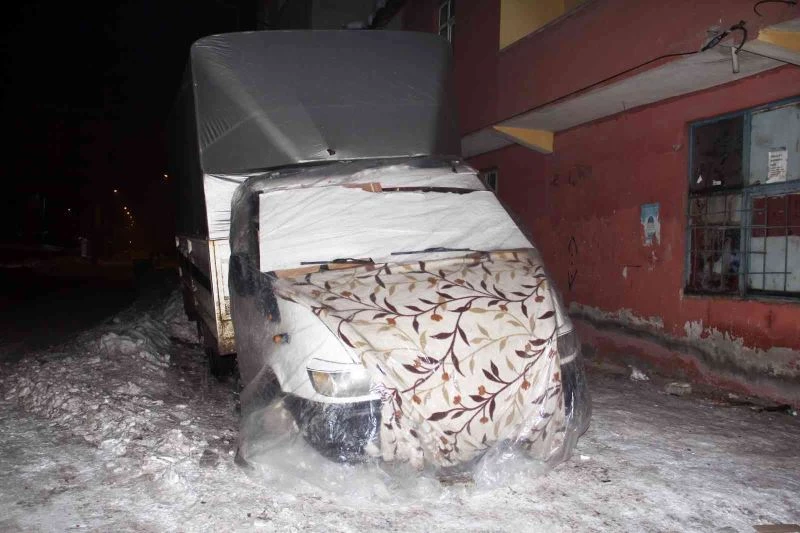 Ağrı’da araçlara naylon ve battaniye ile koruma
