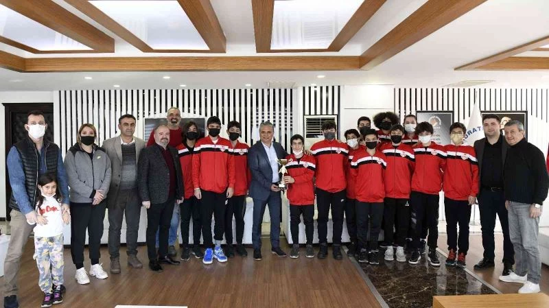 Başkan Uysal, şampiyon takımla buluştu
