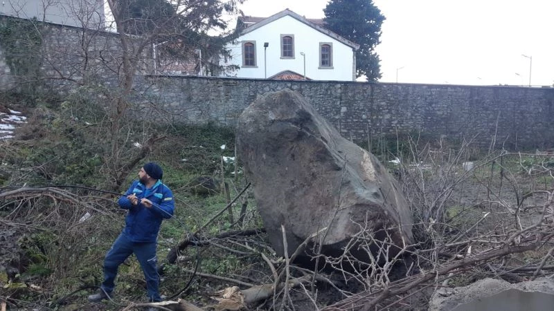 Dağdan kopan kaya parçaları yerleşim yerine düştü
