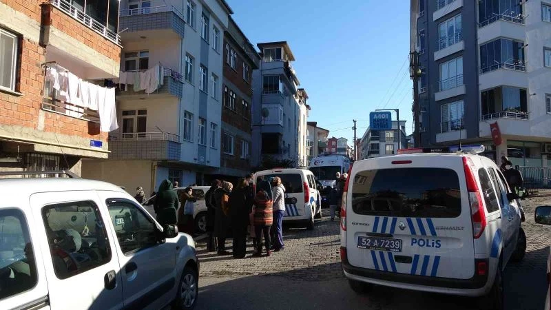 Vefat eden eşinin üzüntüsüne dayanamayıp, intihar etti
