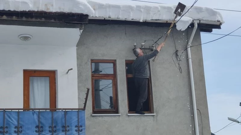 Canını hiçe sayarak çatıdaki karları temizledi
