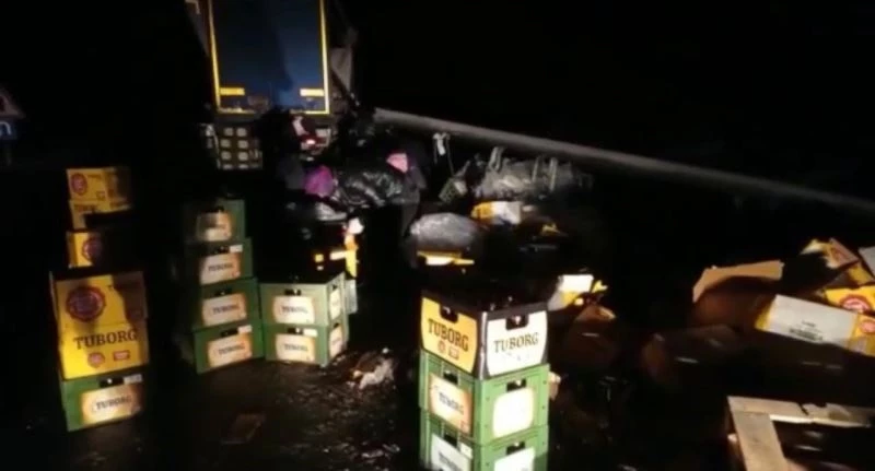 Tır devrildi, yoldan geçenler yardıma koştu
