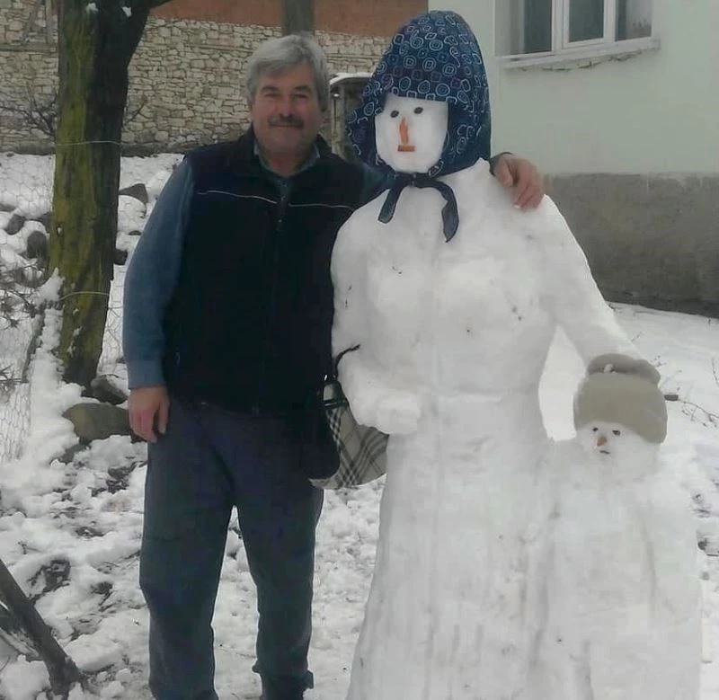 Domaniç’te hayal gücünü zorlayan kardan kadınlar ve çocuklar ile kardan ayı
