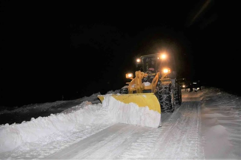 Karla mücadelenin kahramanları gece gündüz demeden çalışıyor
