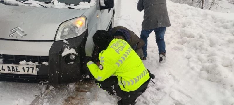 Şırnak’ta yolda kalan besiciye trafik polis ekipleri yardım etti
