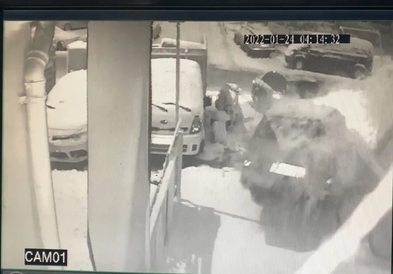 İstanbul’da otomobilin çarptığı araç kıraathanenin bahçesine daldı
