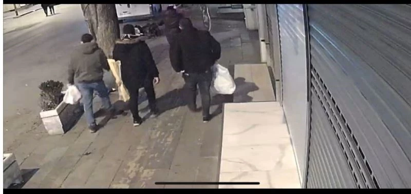 Vatandaşların altın ve paralarını alan kuyumcu kardeşlerin kaçış anı kamerada
