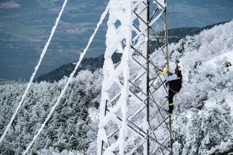 Kesintisiz enerji için çalışan ekipler hava şartlarına aldırmıyor
