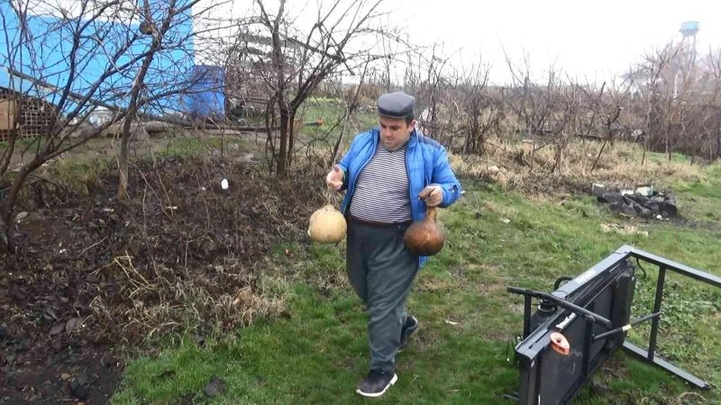 Diyarbakırlı engelli gençten örnek davranış: Yazın yetiştirdiği su kabaklarını kış mevsiminde kuşlar için yuva yaptı
