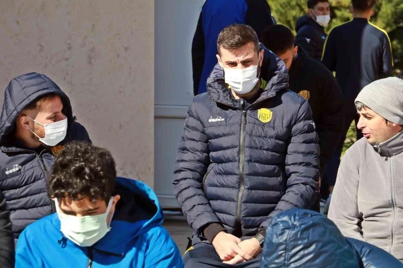 Antalya’da kamp yapan Süper Lig ekipleri Cuma namazını ‘Dinler Bahçesi’nde kıldı
