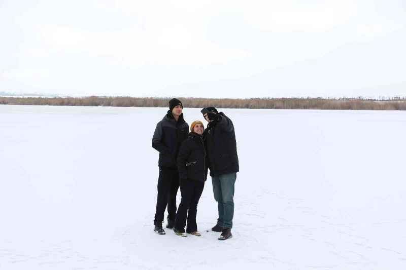 Gece -10 dereceye varan soğuk hava Mogan Gölü’nü dondurdu
