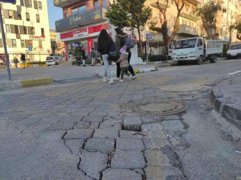 Kuşadası’nda çukurlar tehlike saçıyor

