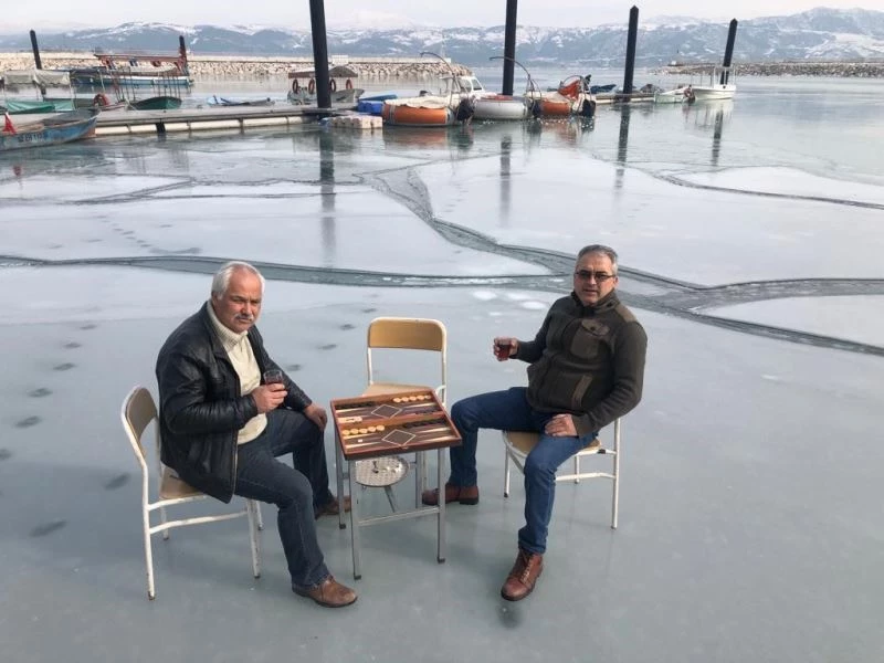 Buz tutan Eğirdir Gölü üzerinde tavla keyfi yaptılar

