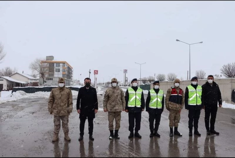 Kaymakam Çelik, yol kontrol ve emniyet noktalarını denetledi
