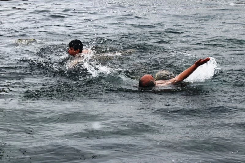 Bitlisliler eksi 10 derecede buz gibi suya girdiler
