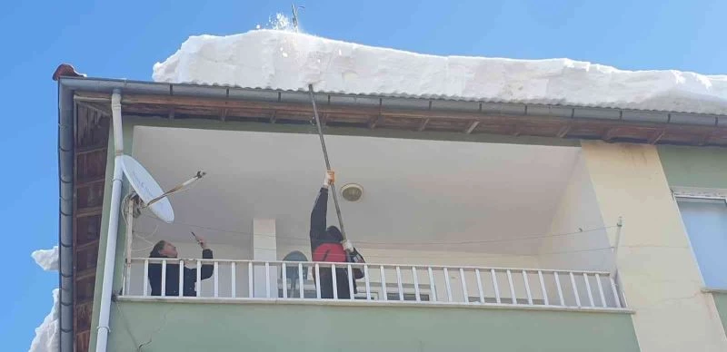 Gölbaşı itfaiyesi çatılardaki karları temizliyor
