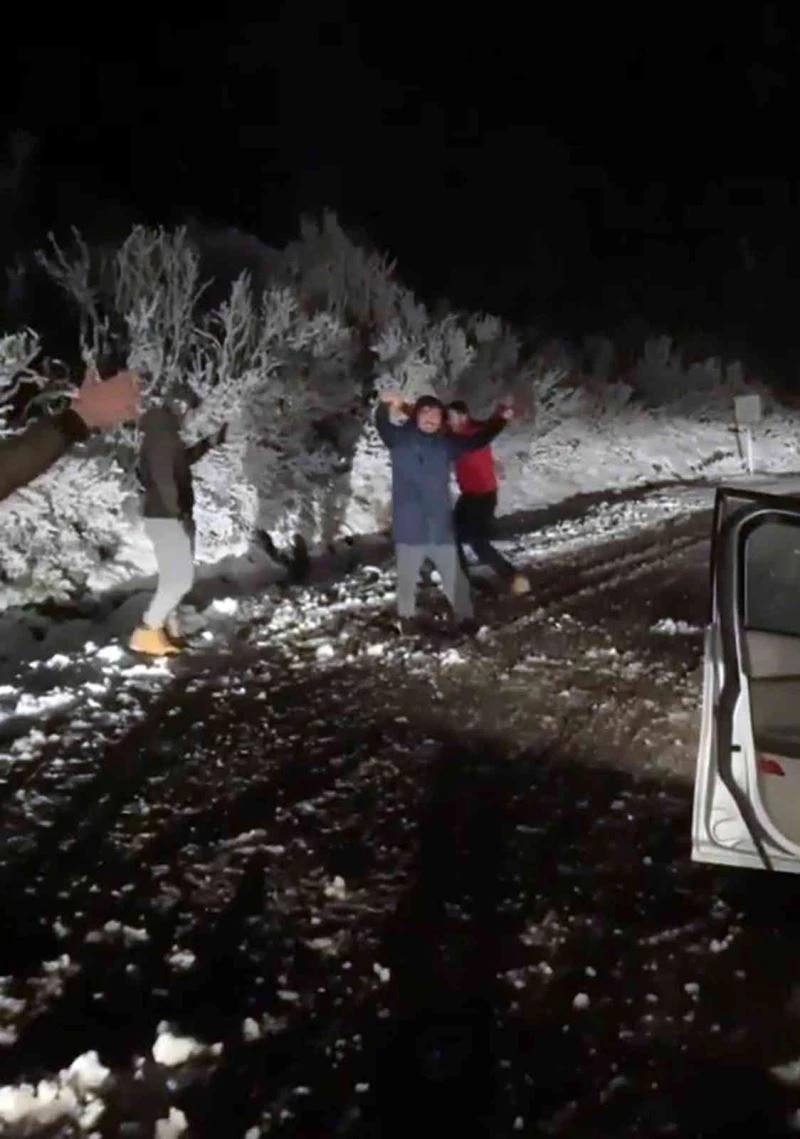 Yangında yüreği yanan köylüler, kar görünce oynadı
