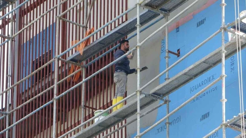 5 yıldızlı otelin çatısında çıkan yangını umursamayıp sıva yapmaya devam etti
