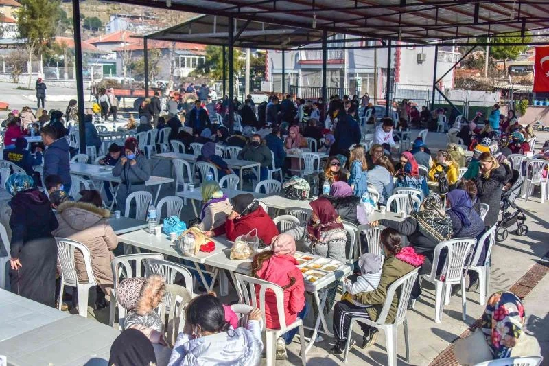 Aliağa Helvacı’da askere gidecek gençler için uğurlama yemeği
