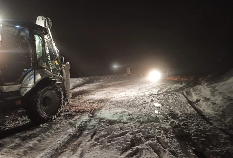 Yolda mahsur kalan onlarca araç, Şenoba Belediyesi tarafından kurtarıldı
