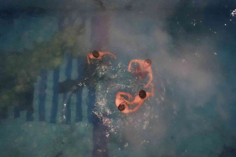 Eksi 6 derece soğuk havada termal havuzun keyfini çıkardılar
