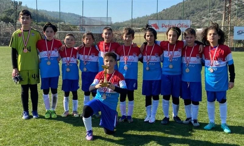Çamlık Futbol, turnuvadan kupayla döndü
