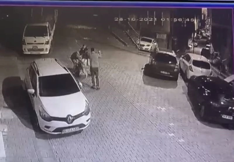 Otopark inşaatından “çekçekle” hırsızlık kamerada

