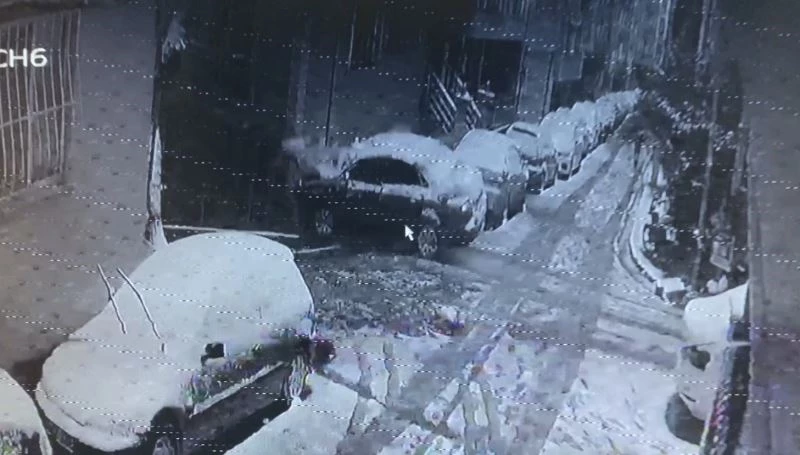 Otomobil duvarı yıkıp binaya çarptı
