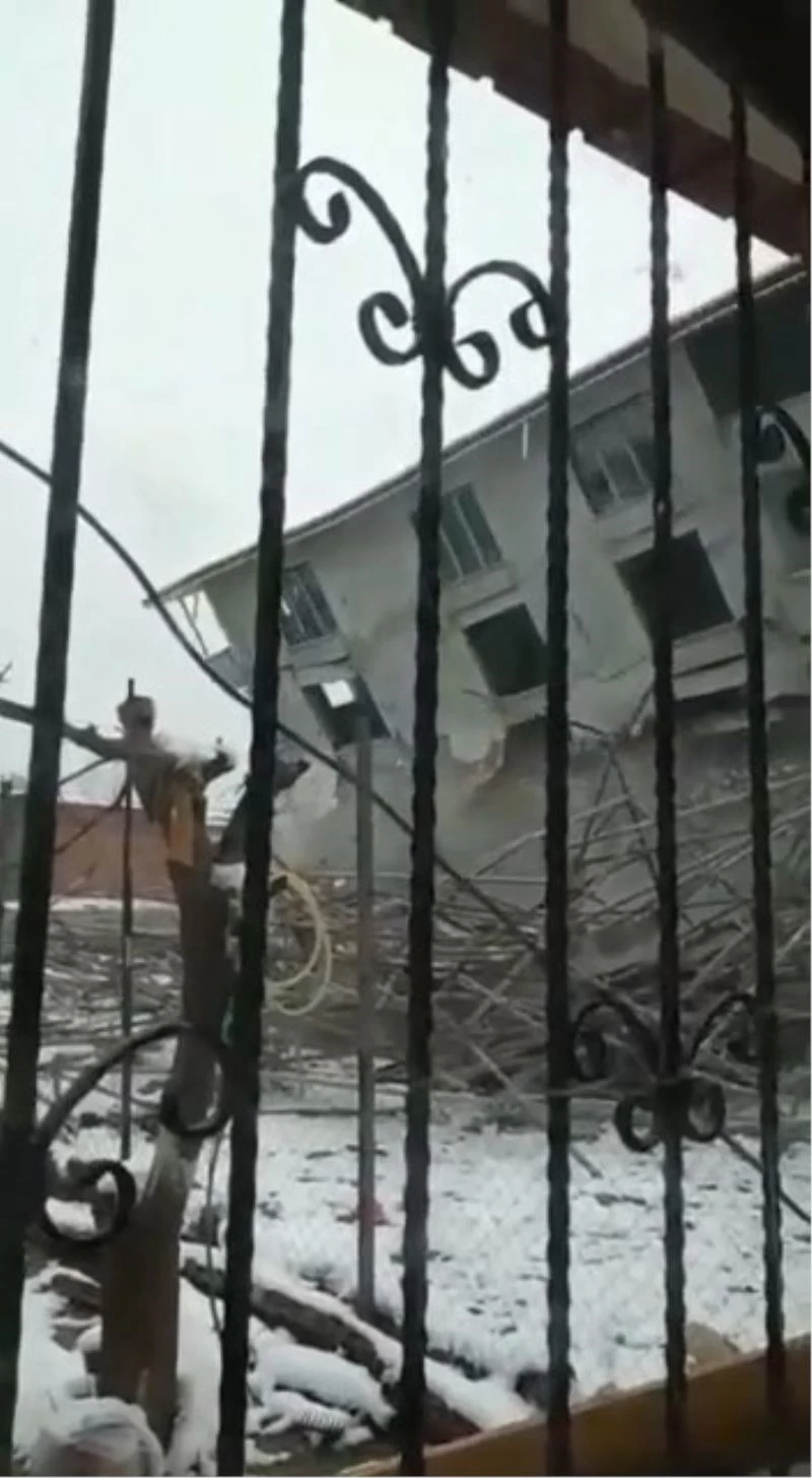 Bursa’da 4 katlı kaçak binanın yıkılma anı kameralara yansıdı
