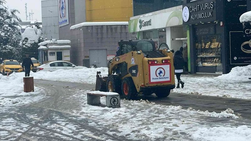 Kaldırımlar bu makine ile temizleniyor
