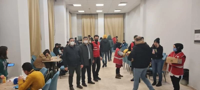 Bütünlemeye hazırlanan öğrencilere kumanya dağıttılar
