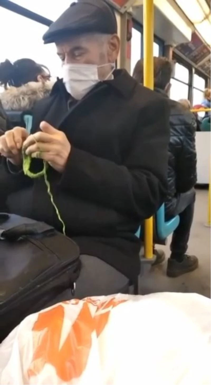 Belediye otobüsünde örgü ören yaşlı amcayı görenler gözlerine inanamadı
