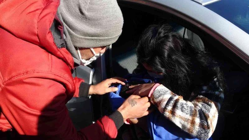 Karnında ölen bebeği için ameliyatlı halde mezarlığa geldi, gözyaşları sel oldu
