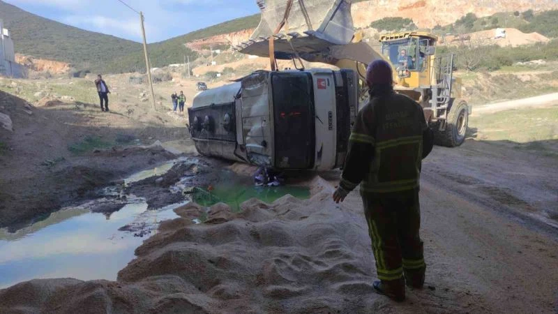 Akaryakıt tankeri kontrolden çıkıp ters döndü, litrelerce mazot yola aktı

