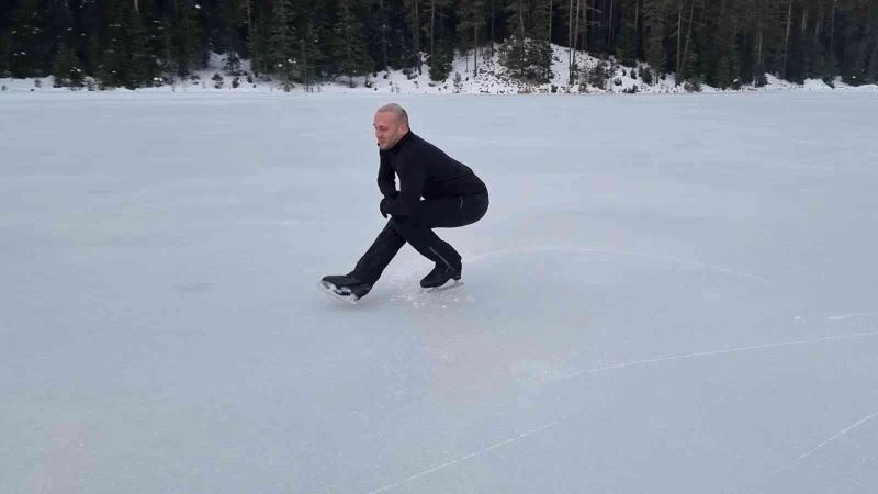 Buz tutan gölde kayan antrenör Turhan, görsel şölen sundu
