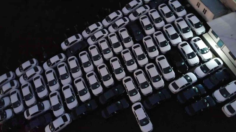 Arnavutköy’de firmanın otoparkında bekleyen sıfır araçlar dikkat çekti
