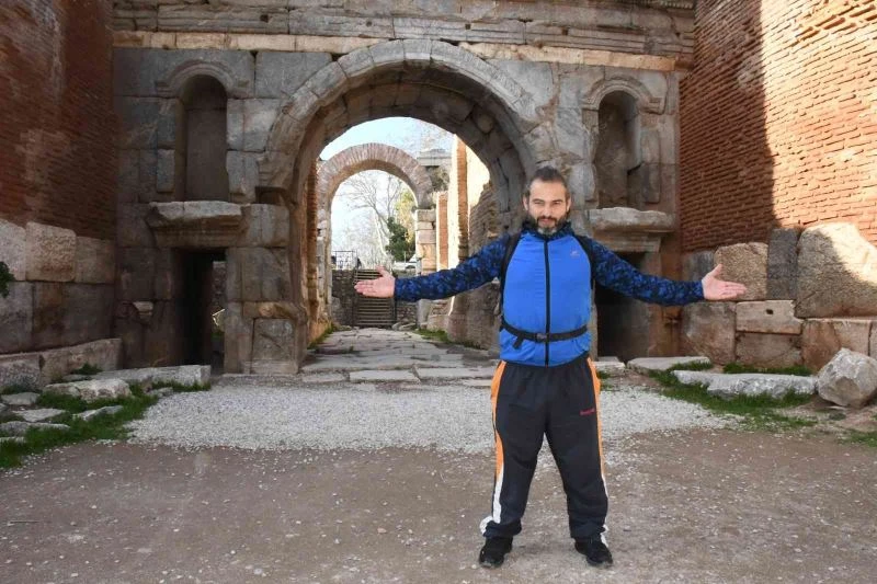 296 gündür yürüyen sanatçı İznik’te
