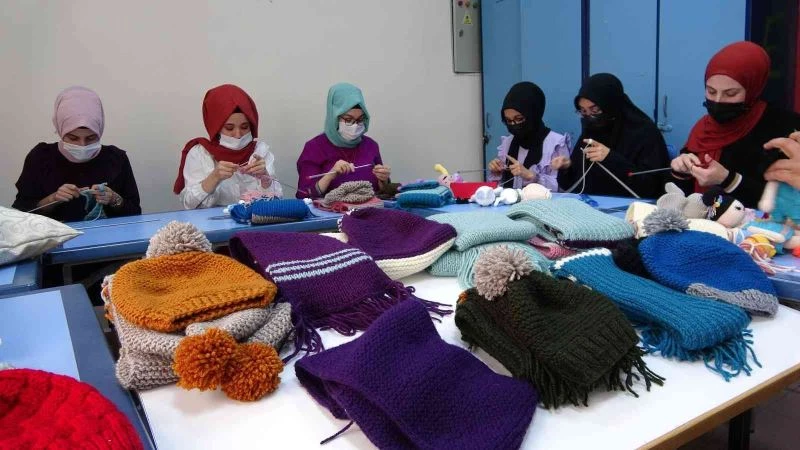 Üniversiteli öğrenciler ördükleri atkı ve berelerle köy okulundaki öğrencileri ısıtıyor
