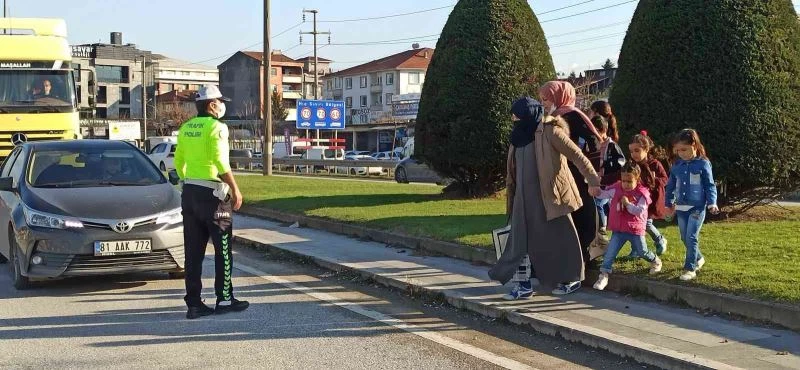 Karayolunda uygulama yapan trafik polislerinden örnek davranış
