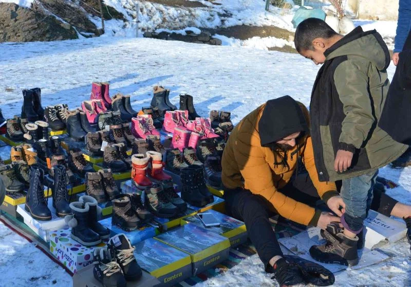 6 yılda 50 bin çocuğa ayakkabı giydirdi
