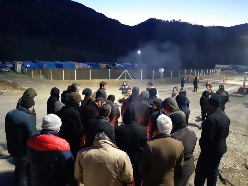 İşten çıkartılan maden işçileri greve başladı
