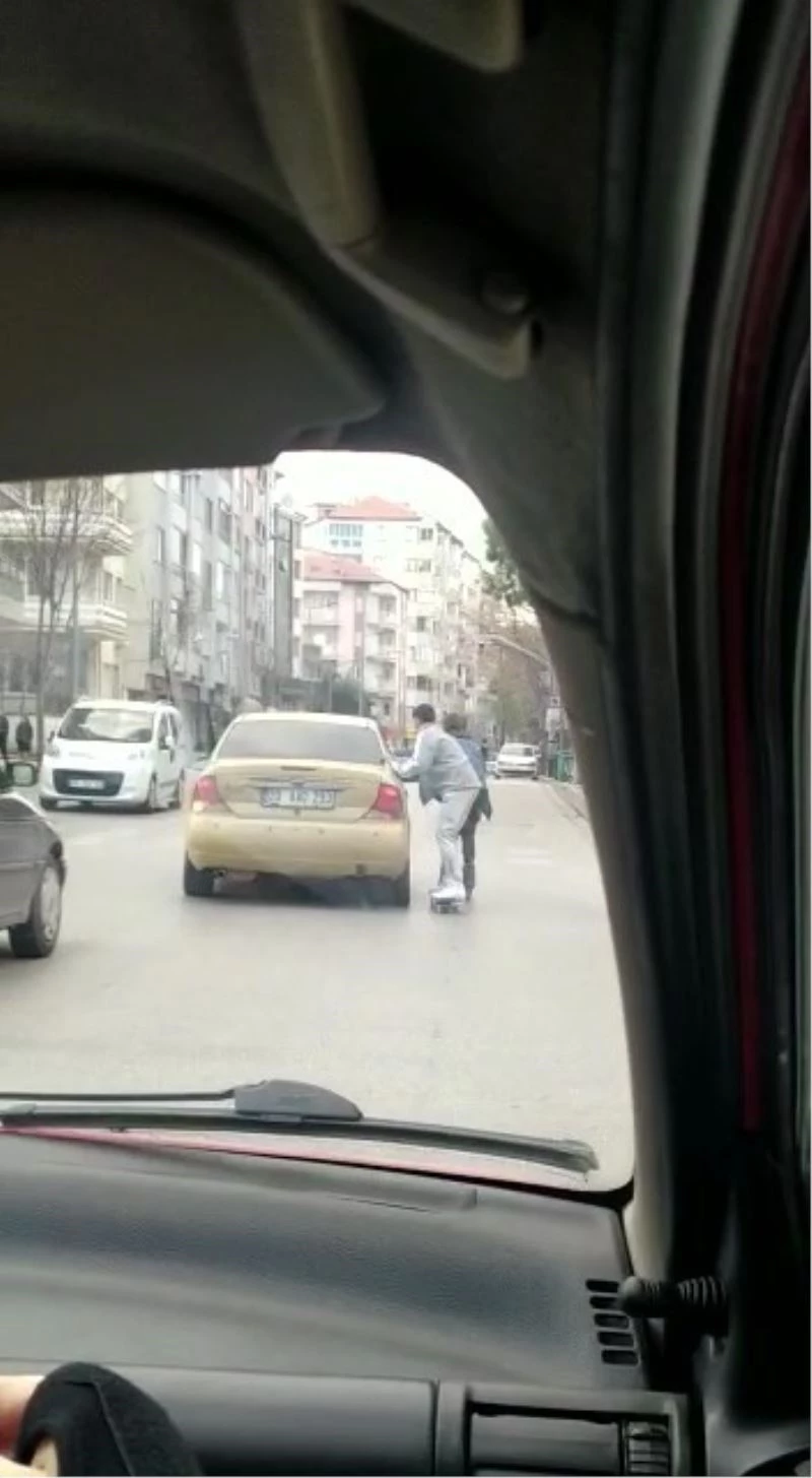 Otomobile tutunan kaykaylı genç az daha canından oluyordu
