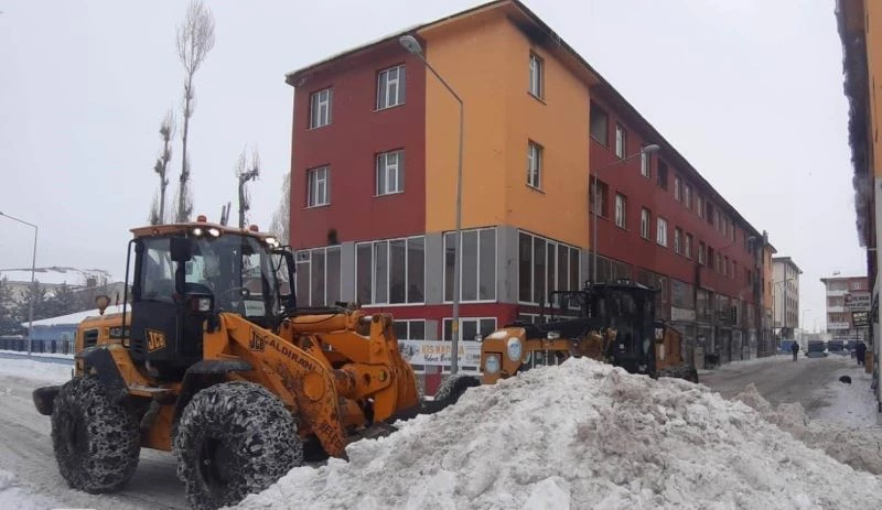 Çaldıran’da karla mücadele çalışmaları devam ediyor
