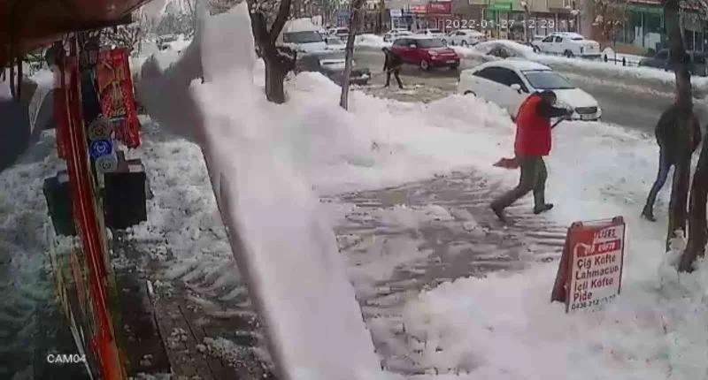 Çatıdan düşen buz kütlesinden son anda kurtuldu
