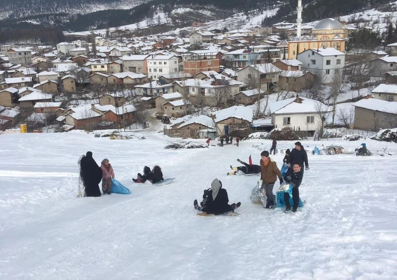 Tahta kızak ve naylonlarla kar keyfi
