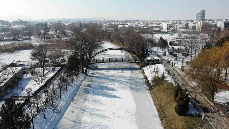 Buz tutan Porsuk Çayı 2 haftadır çözülmedi
