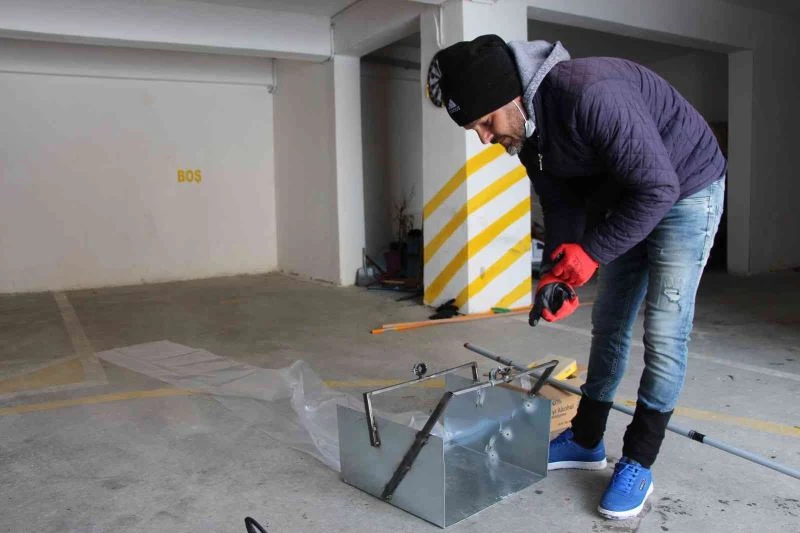 Çatılarda biriken karlar gelir kapısı oldu, taleplere yetişemiyor
